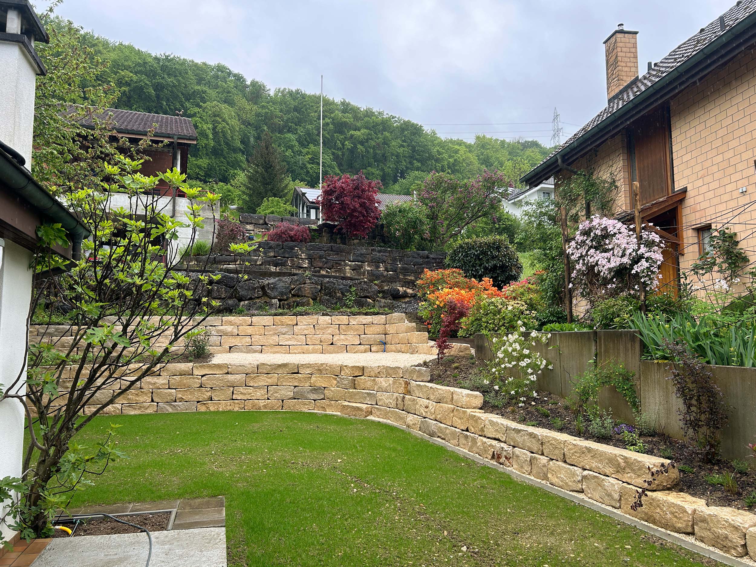 Gartenumgestaltung mit Mauerbau in Bubendorf