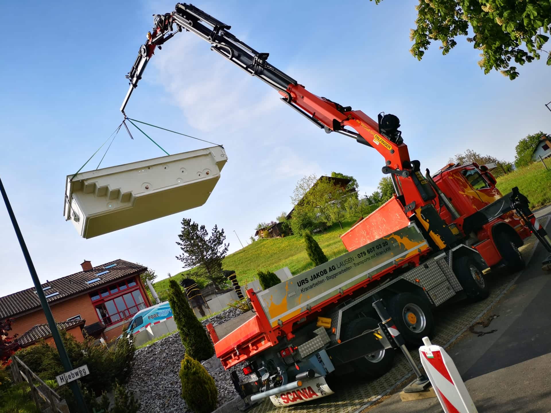 Eine gute Planung ist beim Poolbau viel Wert: der Pool wird von der Urs Jakob AG geliefert.